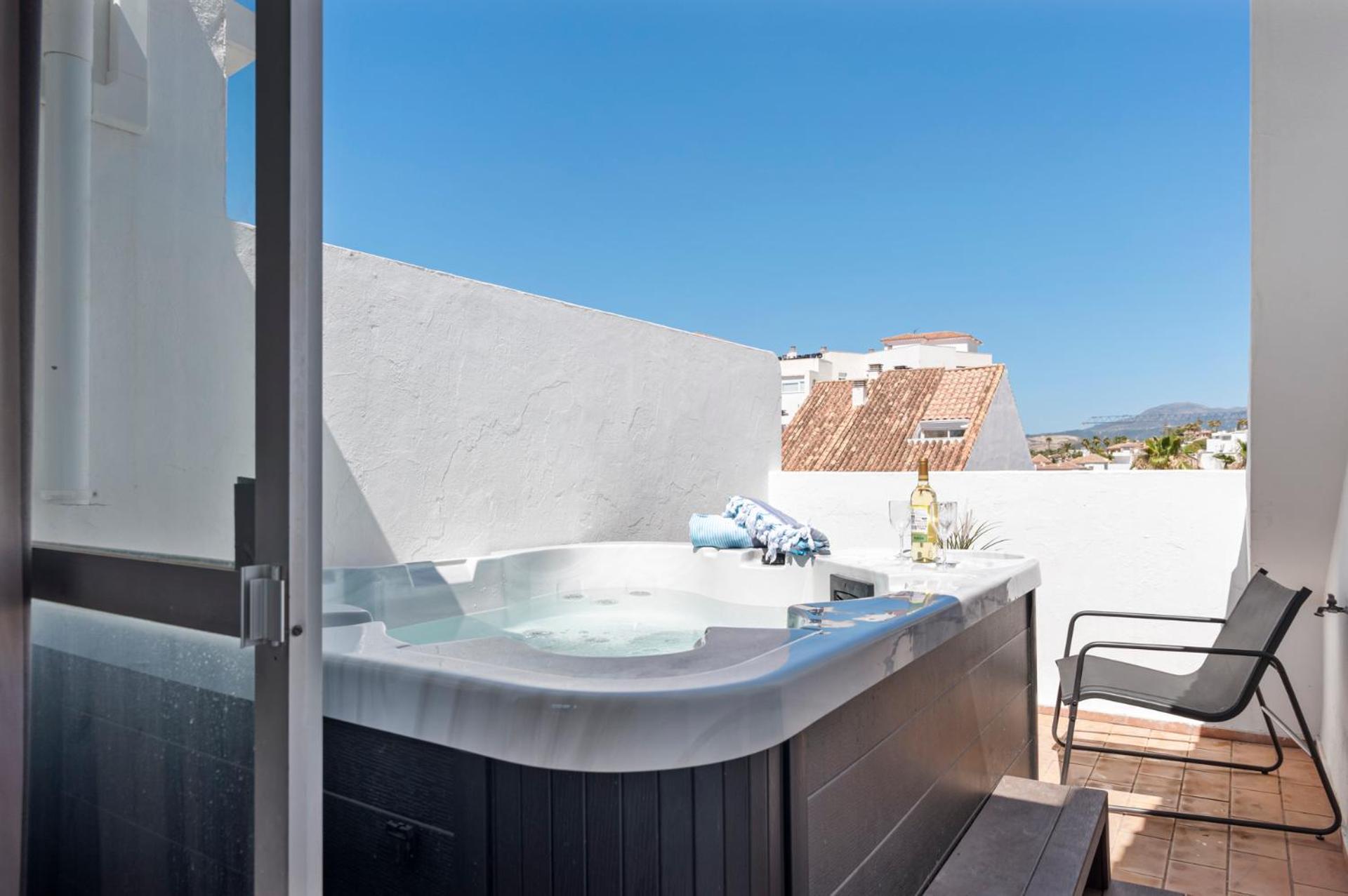 Lovely Penthouse Near Estepona Marina By Costarentals - Ref M15 Eksteriør billede